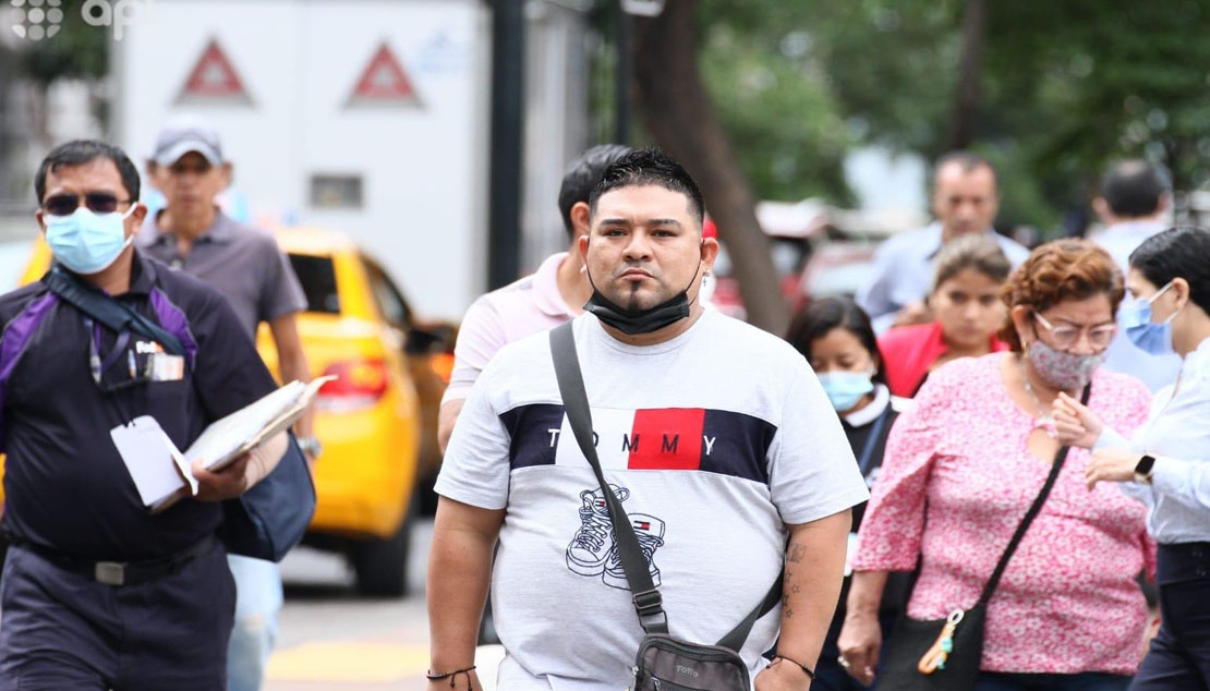 Más estudios no garantizan mejor sueldo: la realidad de los jóvenes en Ecuador